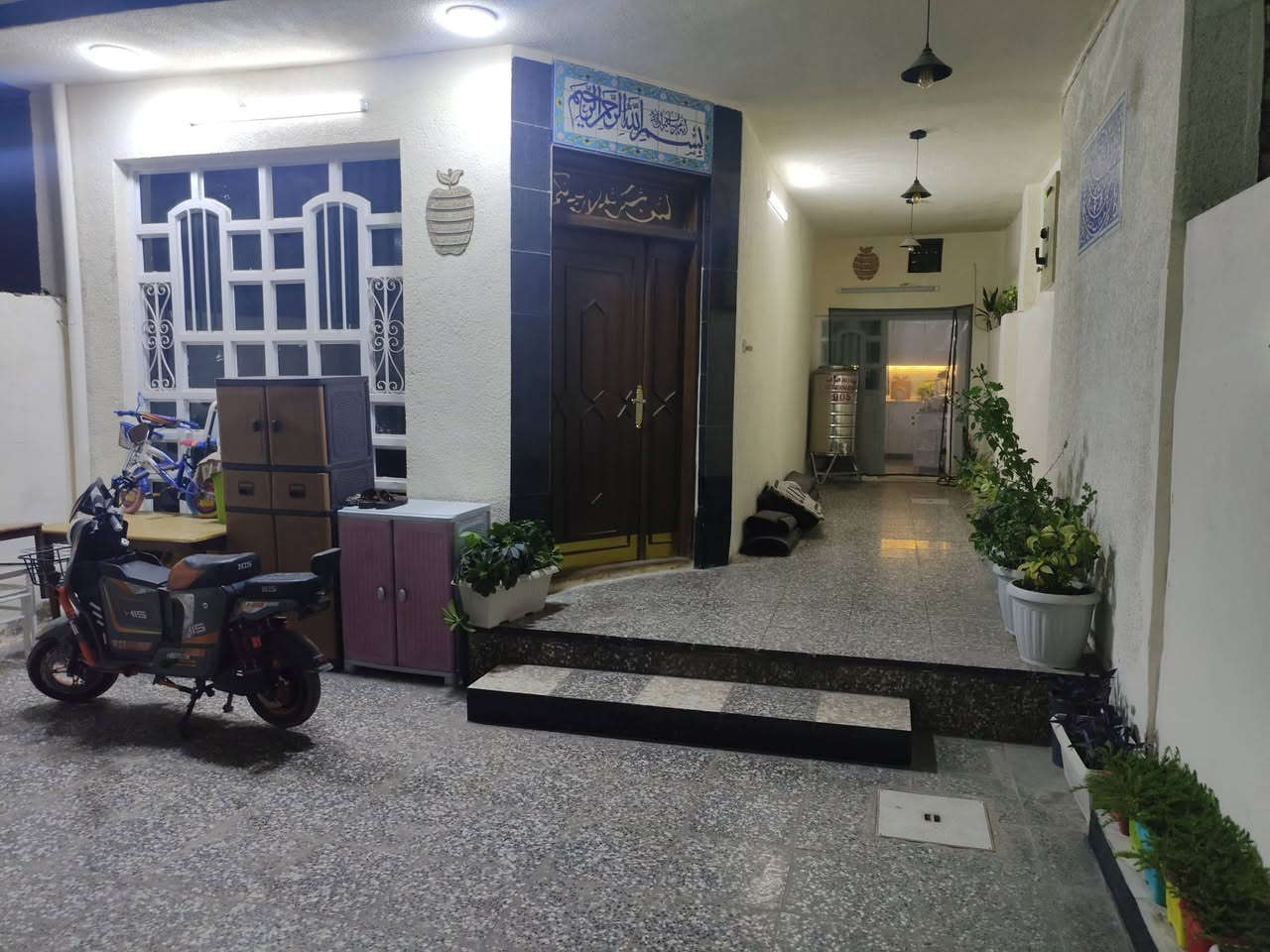 السلام عليكم
دار للبيع (نوع العقار طابو صرف)
منطقة العبيدي الفرع الأول مقابل جامع العبيدي 
المساحة 162,5
الواجهة 6.5 — النزال 25 
يتكون الطابق الأول من 
استقبال/ مطبخ/ صالة/ 
غرفة نوم/ صحيات 2 /  مناور 2
ويتكون الطابق الثاني من
صالة / غرفتين نوم / وخدمات صحية
للتواصل على رقم الهاتف ***********

