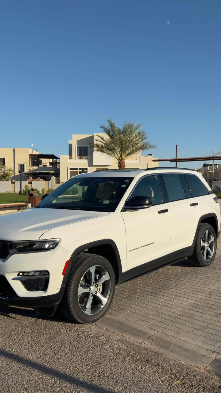 🔥 للبيع جيب جراند شيروكي Limited 2023 خليجي 🔥
🚘 Jeep Grand Cherokee Limited
📅 موديل 2023
🌍 وارد خليجي
⚙️ V6 – 6 سلندر
🛞 دفع رباعي 4x4
📍 الممشى: 39,757 ميل

✨ المواصفات:
• شاشة وسطية كبيرة 10.1 إنچ
• Apple CarPlay
• نظام ملاحة Navigation
• كاميرا وأنظمة مساعدة للسائق
• تحكم بالمقود
• تحكم كامل بالمقود من الأزرار
• تشغيل بصمة / زر تشغيل
• كراسي جلد
• تدفئة وتبريد الكراسي
• تدفئة المقود
• تحكم أوتوماتيك بالمكيف
• نظام اختيار وضعيات القيادة:
Auto / Sport / Snow / Sand-Mud
• فتحة سقف بانورامية
• حساسات ومواصفات أمان متعددة
• داخلية بيج راقية
• لون خارجي أبيض
• السيارة نظيفة 

💎 جراند شيروكي Limited بمواصفات راقية، جاهزة للفحص من قبل المشتري.

💰 السعر: [410]
📞 للتواصل: [***********]
