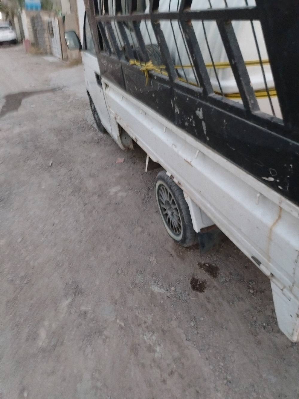 السلام وعليكم شيري حمل للبيع موديل ١١ رقم بغداد انكليزي شرط التحويل كير محرك شاصي اكسل مكفول كشر بلادي لاضربه ولا صبغ السيارة جاهزة نقص فقط تبريد مكاني بغداد الدوره السعر ٢٦ وبيه مجال للطيبين اتصل ***********واتساب
