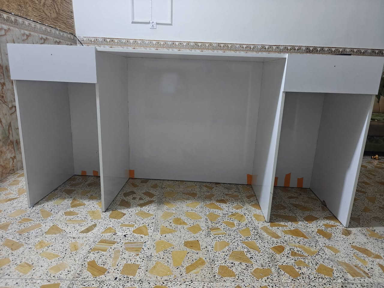 فاترينات ام دي اف • ميز ٢م • ٢ جرارات