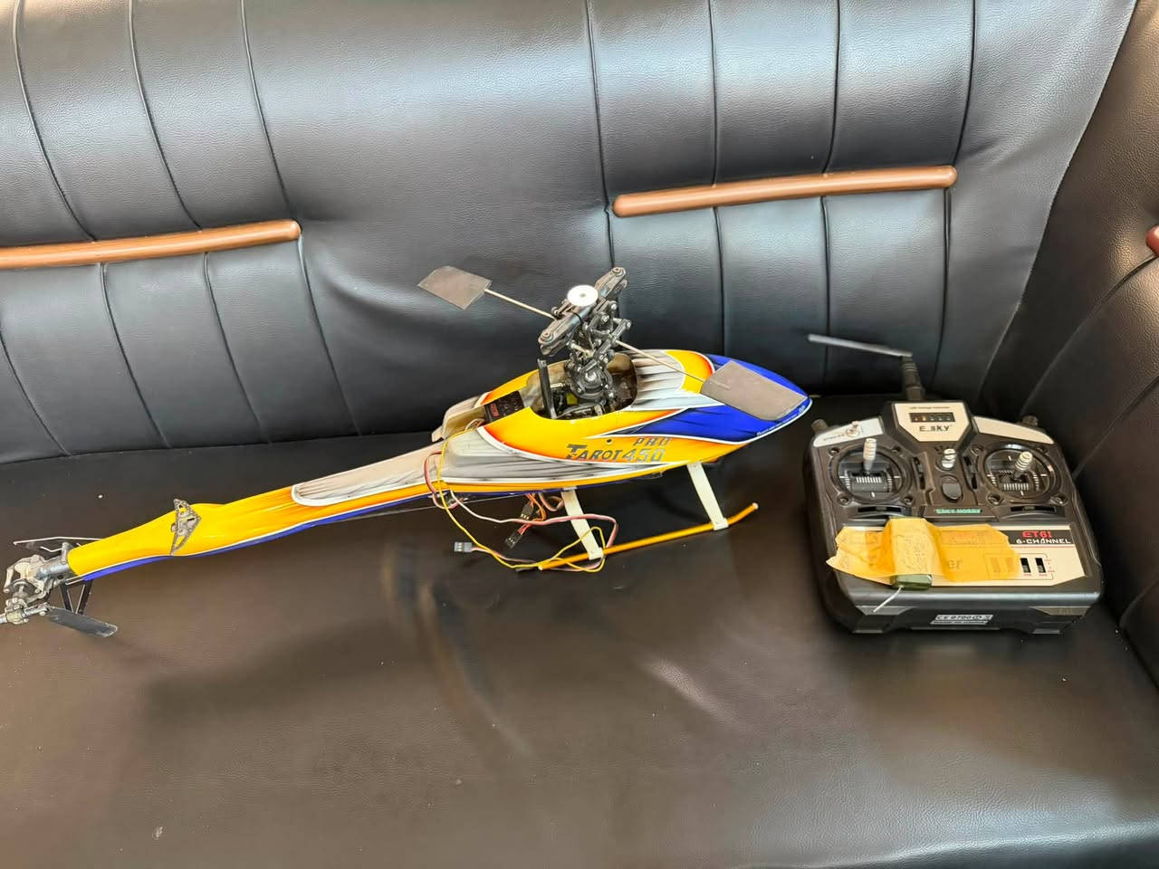 لبيع: هليكوبتر ESKY Belt CP V2
* الموديل: ESKY Belt CP V2
* جهاز تحكم ESKY ET6i 2.4GHz (6 قنوات)
* محرك Brushless 450
* متحكم سرعة ESC 25A
* جيروسكوب Head Lock
* 4 سيرفوات رقمية
* بطارية Li-Po 11.1V (3S)
* قطر الريش الرئيسية: 680 مم
* طول الهليكوبتر: 650 مم تقريبًا
* مناسبة للطيران الرياضي وحركات 3D.

بغداد ***********
السعر ٢٤٠وماكو هيج سعر وبيها مجال
