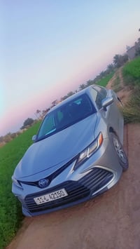 كامري وارد أمريكي هايبرد موديل 22 فئه LE ماشيه 100الف نظيفة كلش  تبريد...