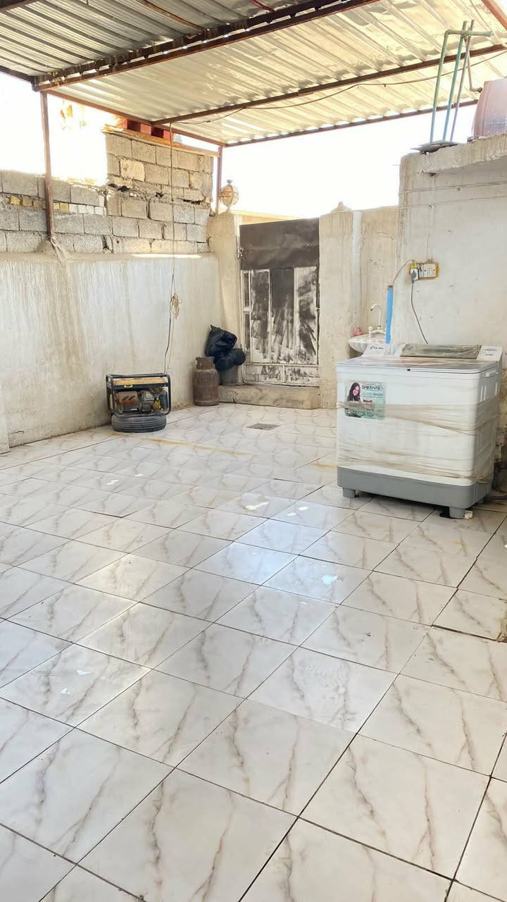 سلام عليك بيت للبيع حي سكينه مساحه 130
***********

نص مكتوب في الصور:
- اصاله طوله 5 وربع وعرضه 4
- المطبخ طوله 4 وعرضه 3
- غرفه طوله 6 وعرضه 4