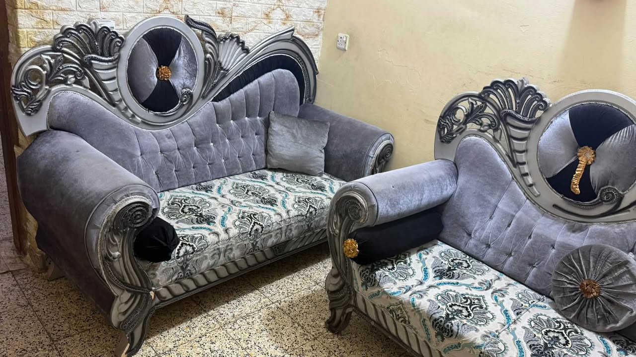 السلام عليكم 

تخم ونص للبيع 

3 مقعد عدد 3 قطع
2 مقعد  عدد 2 قطع
1 مقعد عدد 2 قطع
مع الكوشات 

نسبة النظافة 80‎%‎ 

للاستفسار واتساب ***********
