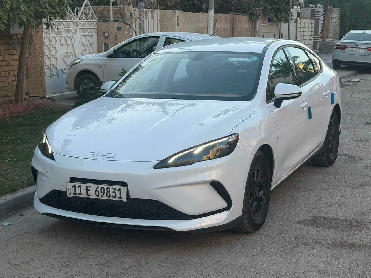 السلام عليكم . بي واي دي سيل فايف مكفولة كفالة عامة من الصبغ والبارد فقط ملاحضتين موضح بالصور طخة باب السايق من جوة مال رصيف ورصعة بالجاملغ الامامي داخل ابيض مدوشمة ارضيات وكنشات السعر 18500 وبيهة مجال بسيط مكاني بغداد العامرية ***********
