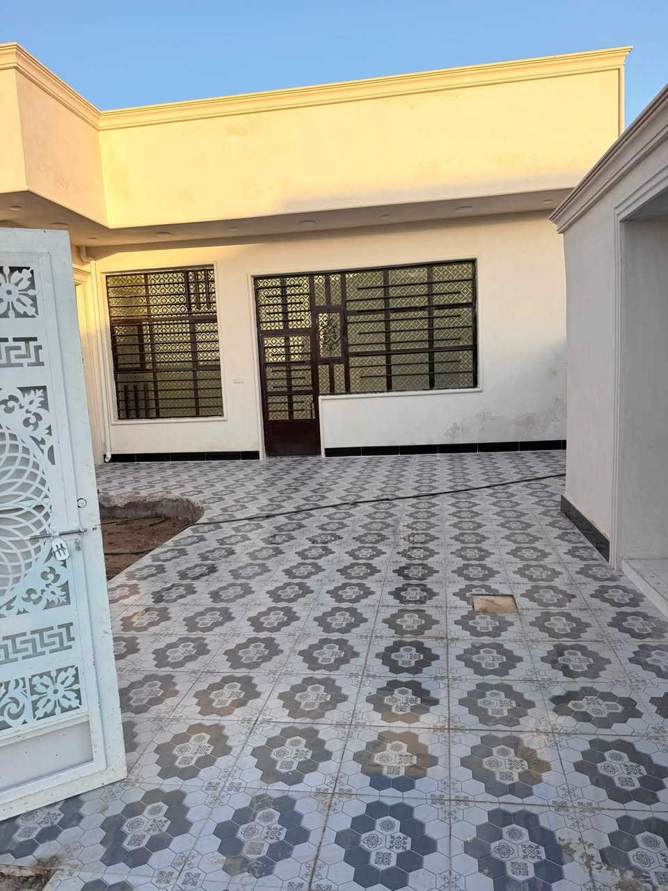 السلام عليكم 
دار سكن طابو صرف 
المساحه 300 متر 
الدار بناء حديث جاهز للسكن
الموقع مشروع الماء الثاني 3 دار عن الشارع العام 
السعر /150 مليون بي مجال 
للاستفسار اكثر /***********
***********
