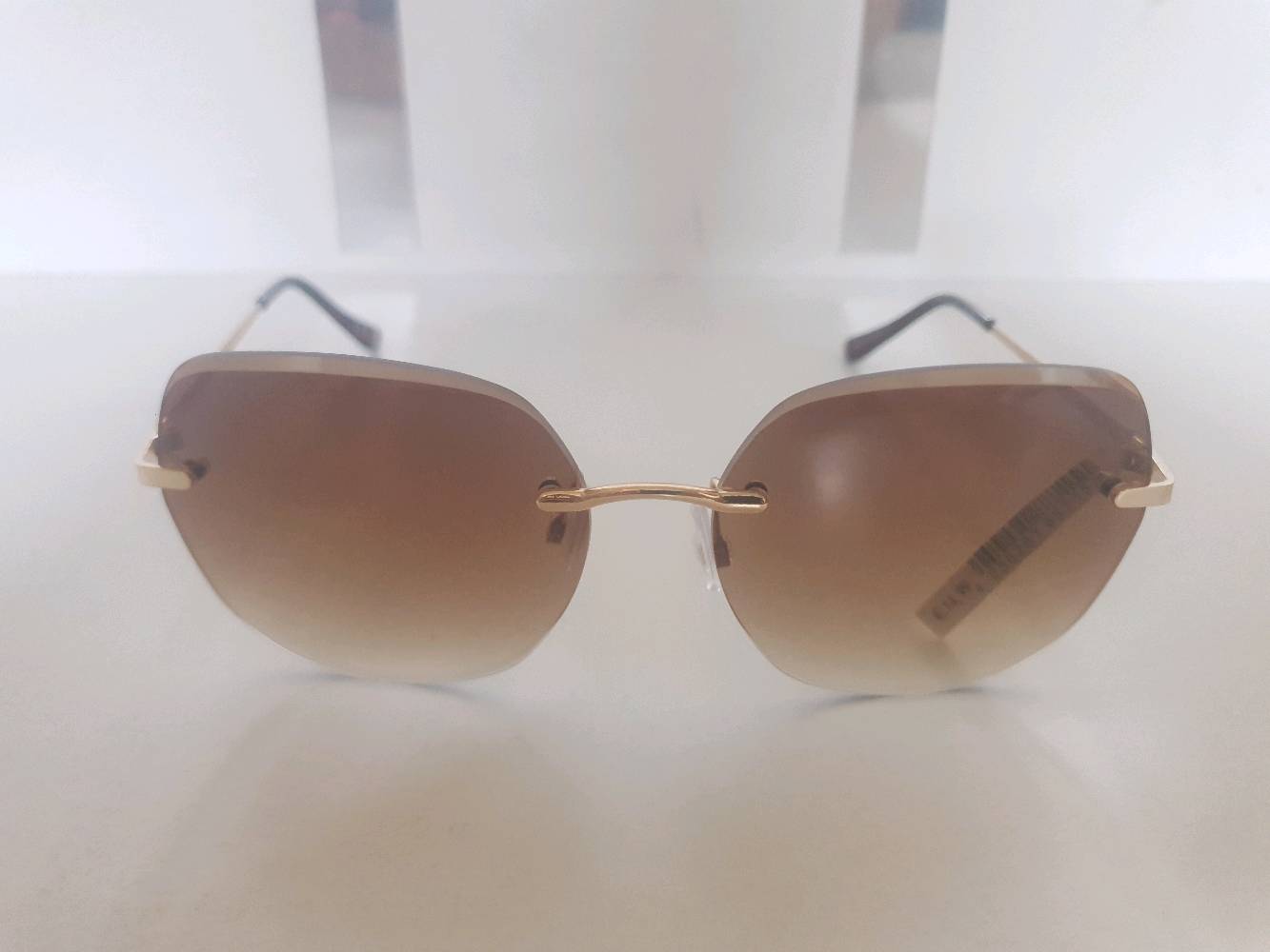 نظارات شمسيه نسائيه 

من شركة beeline GmbH 

​لون مميز ومريح: عدسات بتدرج أنيق يبدأ شفافاً من الأسفل ويتدرج إلى البني المائل للأخضر بشكل راقي ومريح جداً للعين. 

​حماية ألمانية أصلية: حماية كاملة 100% من الأشعة فوق البنفسجية (UV Protection). 

​عدسات Cat.2: درجة تظليل مريحة ومثالية للأوقات اليومية والسياقة بدون ما تظلم الرؤية. 

​تصميم خفيف وأنيق: إطار ذهبي ناعم مع أذرع مريحة للاستخدام الطويل. 

السعر 15،000

شنو رقم الموديل أو اسم الموديل بالضبط مالت نظارات beeline؟ حتى المشتري يگدر يدور عليها بسهولة.: 

beeline GmbH 430-886

النظارة جديدة لو مستعملة؟ وإذا بيها أي خدش،  استعمال، أو ملاحظات على العدسات/الإطار؟: 
النظاره جديده و لا توجد اي خدوش

وين مكانك بالعراق؟ وهل متوفر توصيل لو استلام يدوي فقط، وشنو مناطق التسليم؟: 

بغداد/المشتل

السعر 15,000 ثابت لو قابل للنقاش؟ وإذا المشتري يريدها، تبقى وياها العلبة/الجراب وكل الملحقات لو لا؟: 

نعم السعر قابل للنقاش ، يجي وياها الجراب للتخزين ، بدون منديل 