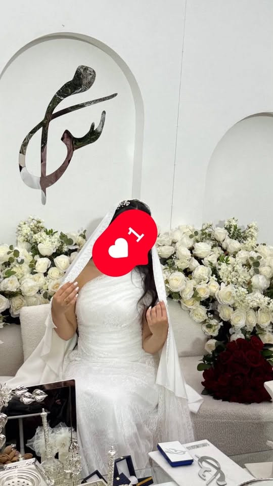 فساتين مستعملة ساعة او ساعتين فقط للاستفسار على الرقم ***********
