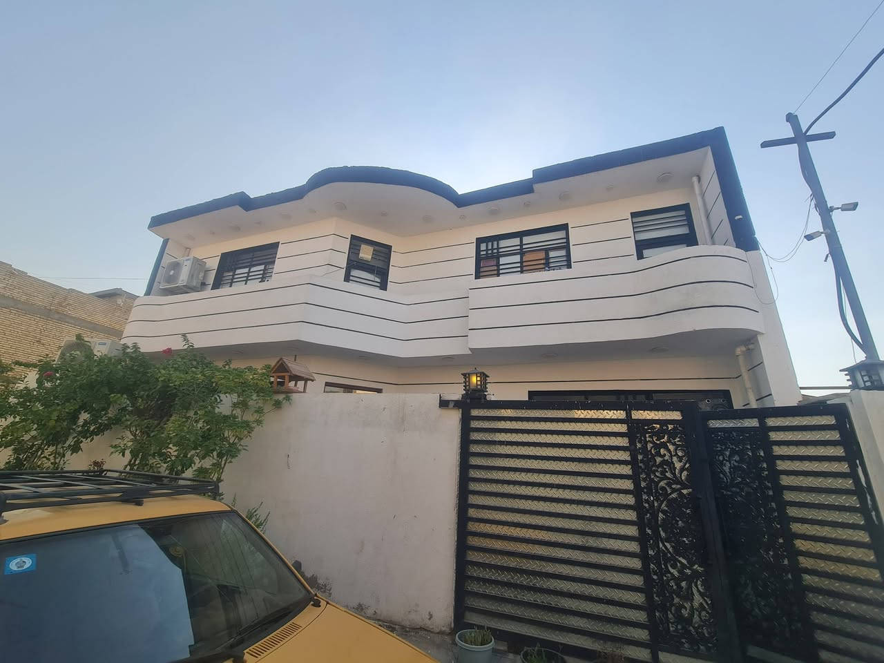 بيت للبيع المساحه 200 متر الواجه 12ونص والنزال 16ونص ويحتوي الطابق الأول ع غرفتين نوم ومطبخ واستقبال وهول وصحيات مفصوله والطابق الثاني اربع غرف نوم وهول وصحيات مفصوله 
 العنوان شارع الكوسارات البني زيد للاستفسار اكثر الاتصال  ***********
