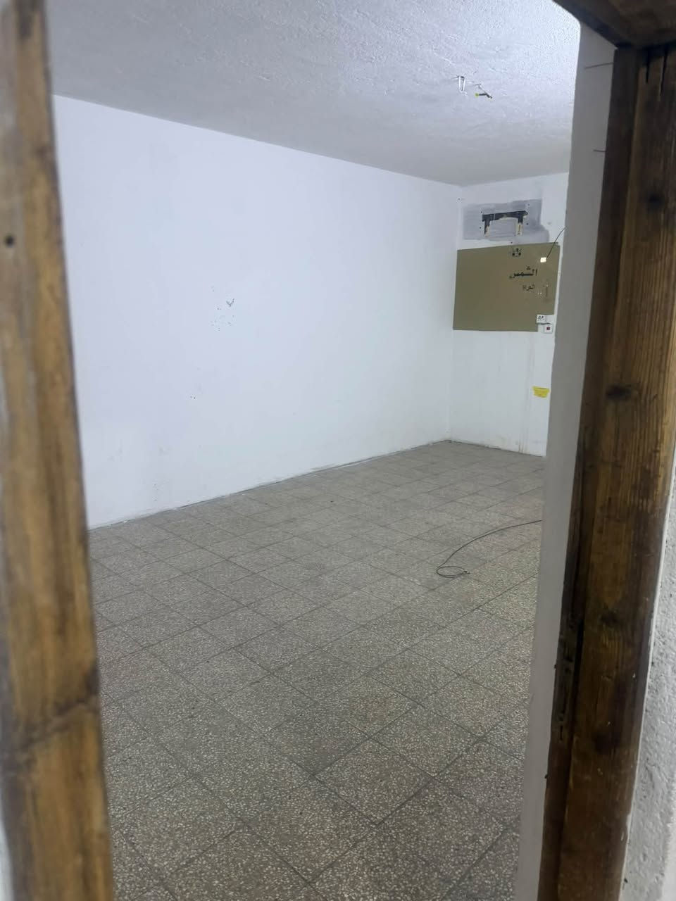 شقه الايجار اربع شوراع حي الاساتذة سعر الايجار 650000 الف غرفه كبيره دوانيه كبيره مطبخ حمام ***********

