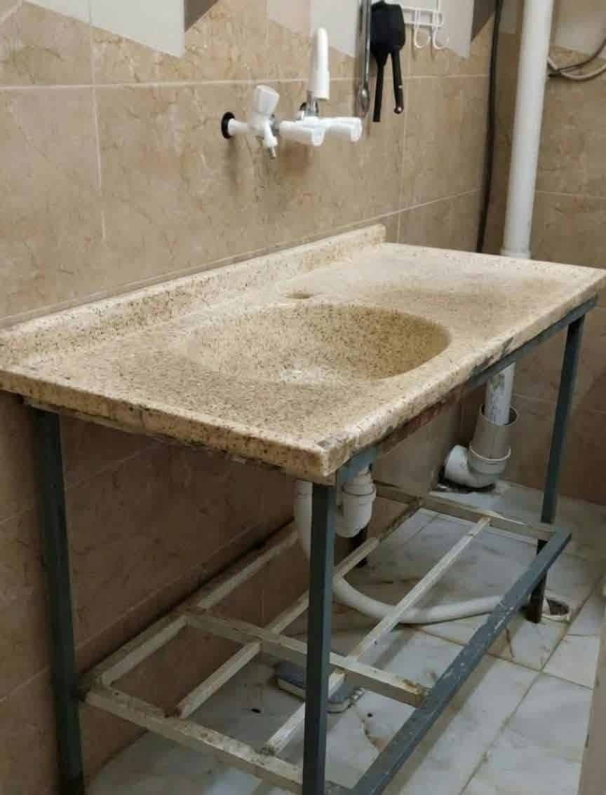 للبيع كلمن وسعره سرير طابقين مستخدم وسنك ابو ميز حديد مستخدم فقط سنك ام دي اف جديد غير مستخدم المستخدمات على ٥٠ وجديد ب٢٠٠ وبي مجال شراي يتصل ***********
