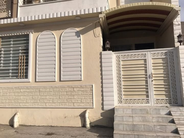 🏘️ دار للبيع 🏘️
مساحه 150 متر 
واجهة 10نزال  15
جنس العقار سند 25
البيت متكون من استقبال وصالة ومطبخ حار وبارد  و4 غرف نوم  و صحيات عدد 3
العنوان حي النقيب شارع النهر فرع مركز أبو مرتضى
السعر  530 مع الاثاث 
للأستفسار 
***********📲
***********📲
