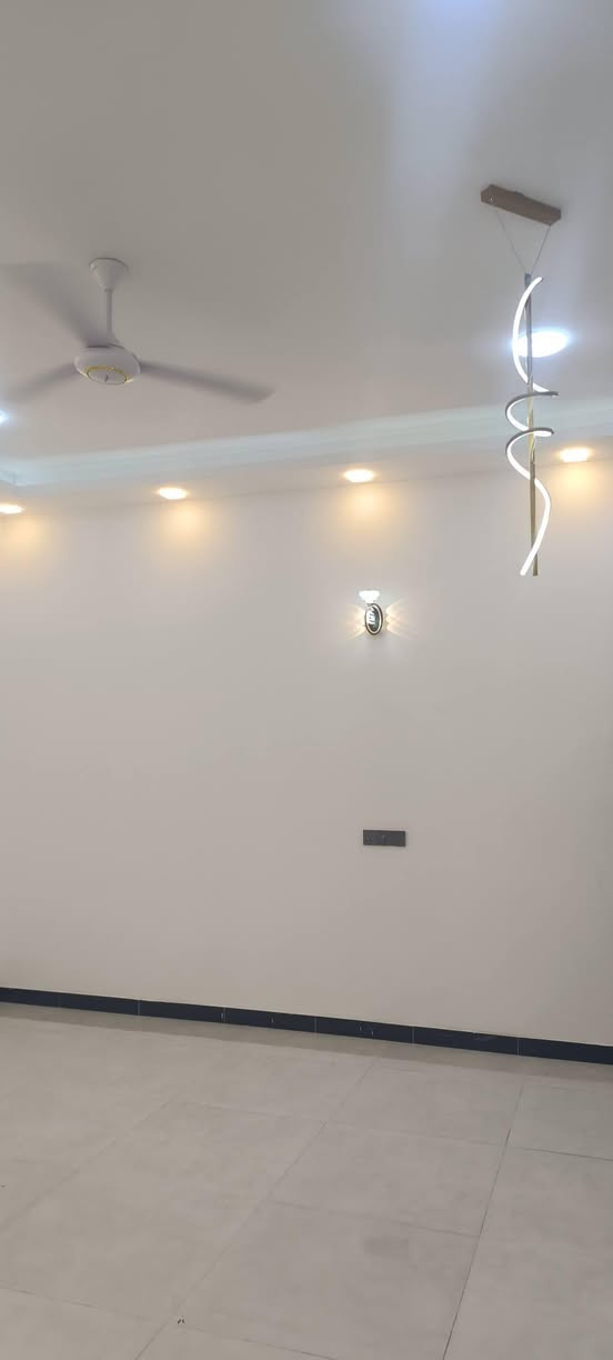 🏡 بيت للبيع - فرصة مميزة في أبو الخصيب 🏡
📍 الموقع: البصرة - أبو الخصيب - السبيليات الغربية

📐 المساحة: 250 متر مربع

📄 النوع: طابو زراعي سند 25

✨ مواصفات البيت: • استقبال كبير ومرتب

• صالة واسعة

• 3 غرف نوم

• درج دائري أنيق

• سقف جبسن بورد درجة أولى

• كراج سيارة 🚗

• يقع على شارع مبلط عرض 10 أمتار

• جاهز للسكن مباشرة

#السعر 140مليون بي مجال 

🔑 التسليم فوري عند إبرام العقد

📞 للاستفسار والاتصال: ***********
