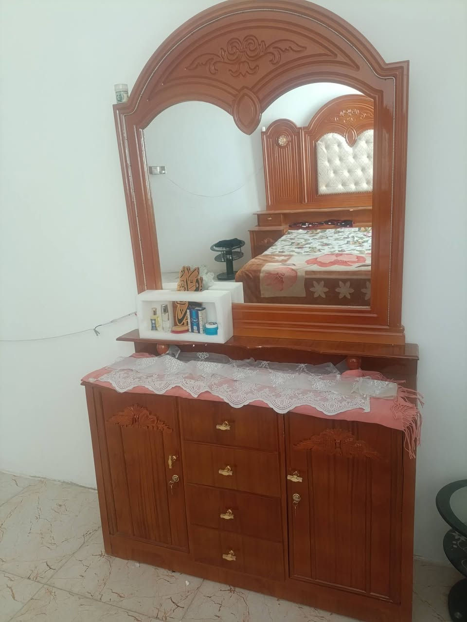 غرفة نوم خشب صاج 
مراية 
جرباية 
كنتور 6 باب
السعر 600 الف 
للتواصل *********** واتس فقط
او التواصل عبر التعليقات فقط
