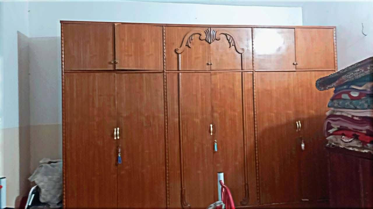 للبيع كنتور 6ابواب 230 اسره عدد3 الواحد 40 ميز تواليت 30 المكان اللطيفيه الاتصال على الرقم ***********
