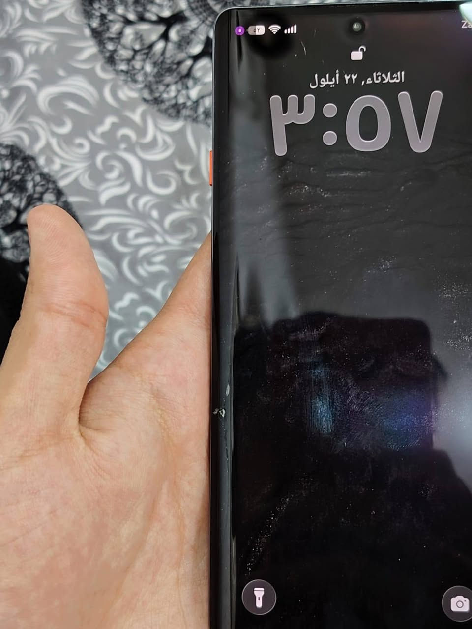 السلام عليكم تكنو كامون 40برو 5g ذاكره256 داخليه 24 دبل خط الجهاز بي فقط هاي الخدشه بالشاشه لا مأثره ولا شي واكيد تفحص السعر قيم واخذ ماصارلي اقل الشهر من اخذته وياه كارتون فقط بدون شاحنه يرهم مراوس حسب القناعه 
***********

نص مكتوب في الصور:
- 256 GB ROM
- +24GB RAM
- (12GB+12GB Extended)