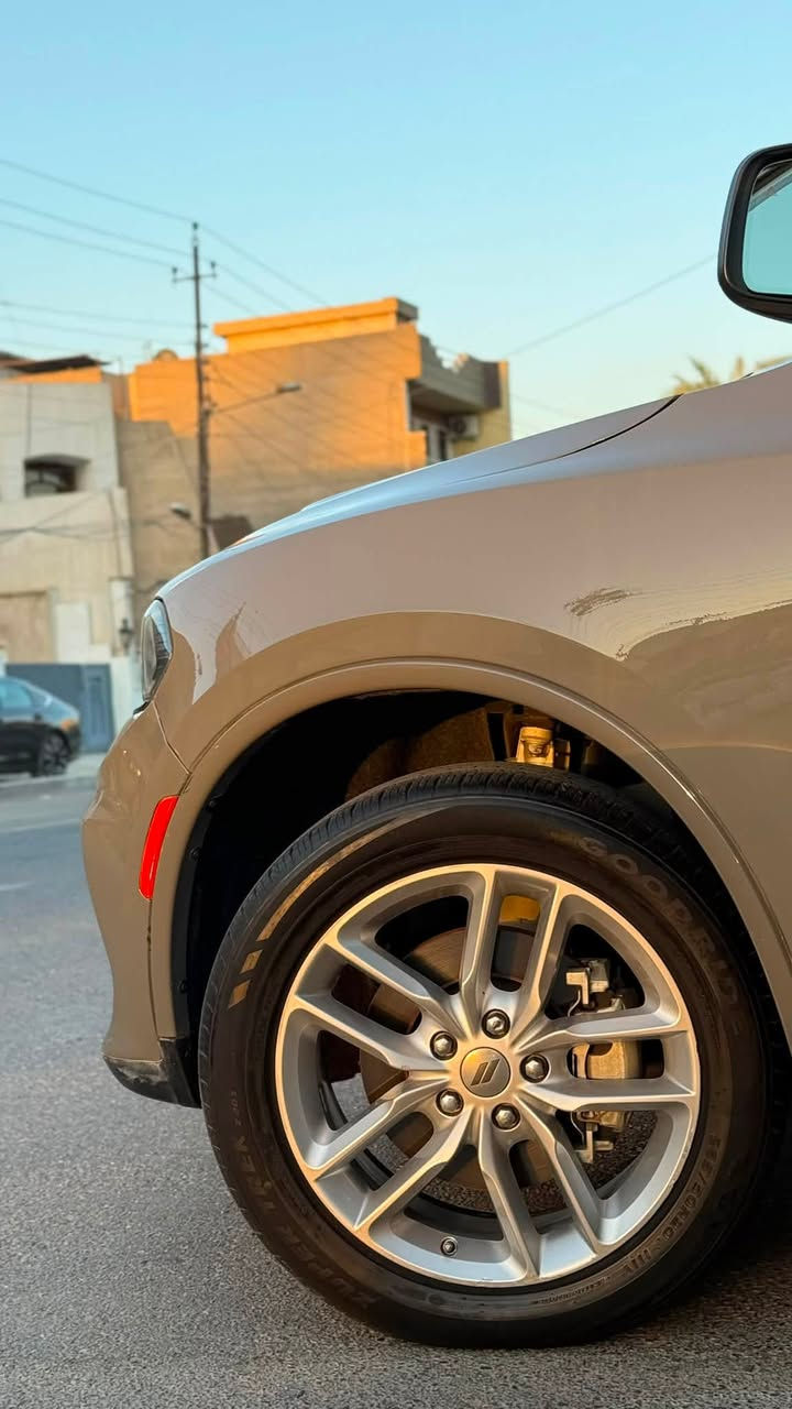 سلام عليكم
دوج دورنكو 2023 
GT plus 
فول للاخير خنك 
حادث بنيد وصور سونار مرفقة بالمنشور 
رقم بغداد بأسمي 
…..
لون سمنتي مميز
V6 فور ويل 
كير ومحرك كفالة 
مواصفاتها :
كشنات جلد تحكم كهرباء 
تدفئة كشنات امامي خلفي 
تبريد مقاعد امامي 
تدفئة ستيرن 
رادار امامي + جانبي 
هيتر مري 
تحديد مسار وخروج عن المسار 
سلايد طكتين 
كامرة دوارة 
شاشة كبيرة 
سستم صوت 
كشنات حضن 
صندوك كهرباء 
دخول ذكي 
تشغيل عن بعد 
حساسات جانبية وخلفي
شفتات ستيرن 
وباقي مواصفات رادلها جريدة يلا تخلص 
… 
السيارة عليها ادامة كاملة للاخير مصروف 3000$ 
من صدر امامي خلفي جديد اصلي 
تخم تاير انتاج 26
بلكات نوزلات عبوة فيول بم ومساعد 
فلاتر ودهون يم الحسام 
عليها بوليش سنة ضمان 
السيارة متعوب عليها كلش هواي وستعمال شخصي للدوام ولبيت فقط 
____________
مكاني بغداد الدورة شارع ابو طيارة 
السعر ( 258$) وبيها مجال 
الهاتف :***********
