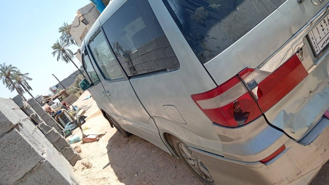 تويوتا ألفارد موديل 2002 للبيع (رقم بصرة ألماني بصمة باسمي)الوضع القانوني: رقم بصرة ألماني (بصمة)، السنوية باسمي شخصياً والتحويل مباشر ومضمون في مرور البصرة.الوضع العام والغرفة: البدي الخارجي نظيف. الغرفة الداخلية بحالتها الطبيعية (الكشنات فيها تشخيط وتشققات بسيطة من الأطفال، ودكات التبريد الأخيرة القريبة من الأبواب مكسورة الصفائح مالتها).المحرك: الماكينة شغالة والسيارة تتحرك، لكن يوجد فيها صوت (بسبب عطل سابق في الأويل بمب وتم تبديله). البيع على وضعها الحالي (بحاجة تصليح ماكينة أو تبديل).التبريد: مشدود لها كمبريسور جديد ورادياتير جديد، لكن يفصل بسبب أوساخ قديمة بالمنظومة (تحتاج غسيل وتنظيف منظومة فقط).السعر المطلوب: 100 ورقة (10,000 دولار) وبيه مجال وتفاوض للمشتري الجاد بعد المعاينة.للتواصل والاستفسار (صاحب السيارة مباشرة):***********
