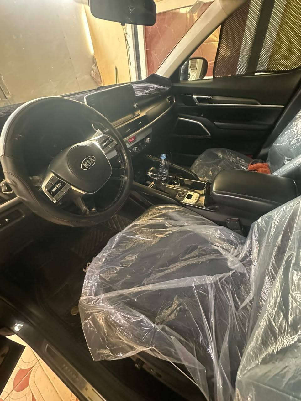 كيا تيلورايد 2020 LX نظافة 100%
مستعمل | 78.000 km | بنزين
المواصفات العامة والمحرك:
• المحرك: 6 سلندر (V6) سعة 3.8 لتر وقوة 291 حصان. كفالة.
• أرقام بغداد (خصوصي) باسمي تحويل ثاني يوم.
المواصفات الخارجية:
• اللون: رمادي غامق 
• فتحة السقف: فتحة سقف كهربائية.
• الإضاءة: إضاءة أمريكية LED مع كشّافات وسلاسل DRL نهارية.
• العجلات: ويل كب ألمنيوم مقاس كبير بتصميم رياضي.
• الحساسات: حساسات خلفية للركن.
• المرآة: مرايا جانبية كهربائية مزودة بإشارات تحذيرية.
المواصفات الداخلية والراحة:
• المقاعد: جلد أسود بحالة ممتازة جداً.
• التحكم بالكراسي: تحكم كهربائي لمقعد السائق.
• الشاشة والترفيه: شاشة لمس حديثة، مع كاميرا خلفية.
• أنظمة القيادة والأنظمة الذكية:
نظام تحديد المسار (Lane Keep Assist).
نظام منع التصادم / الفرملة التلقائية.
نظام مانع الانزلاق.
وضعيات قيادة متعددة (Drive Modes). • التكييف: تكييف مركزي ووكالة لكافة الصفوف.
• المساحة: 3 صفوف مقاعد (تسع لـ7 إلى 8 ركاب) مع مساحة تخزين واسعة بالصندوق الخلفي.
• الضرر: السيارة كفالة عامة فقط يوجد صبغ في جاملغ الأيسر من السيارة شبرين 
وأيضا بارد في حوض الاسبير فقط وباقي السيارة مكفولة كفالة عامة 
•مكان السيارة : ذي قار الرفاعي 
والسعر 225 وبيه مجال جدا قليل  للاتصال والاستفسار اكثر عن السيارة ***********/***********

