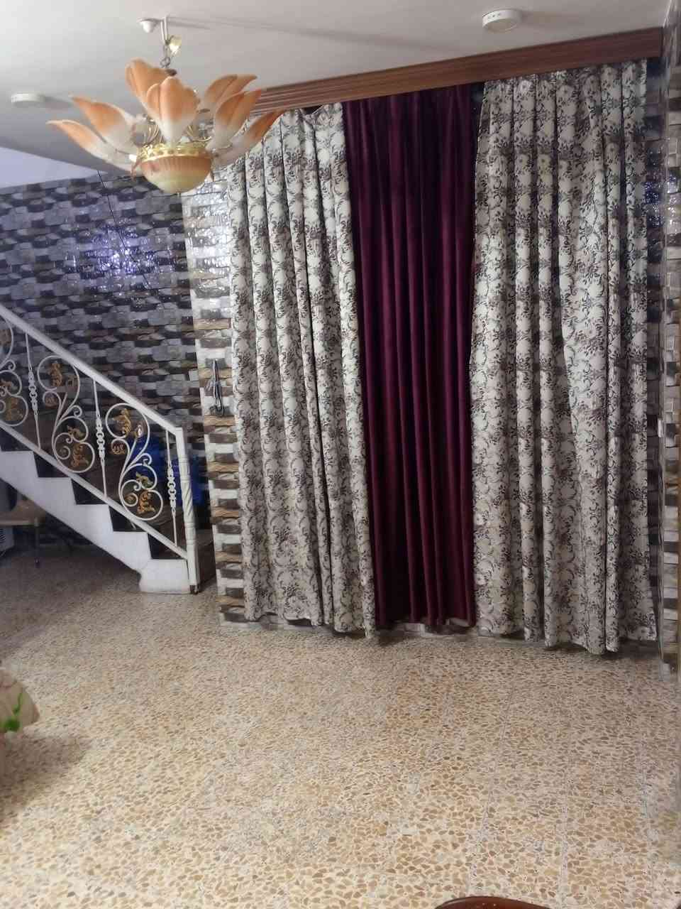 سلام عليكم دار للبيع المساحه 150متر طابو صرف الموقع حله بكرلي قريب على موقف دانه البيت طابقين بناء حديث يحتوي الدار على 3غرف نوم وصاله كلدور ومطبخ وكلدور حمام داخلي صحيات خارجيه عرض الشارع 10متر تبيلط مجاري وكهرباء ومي كامل خدمات علمن سعر المتر 800الف 
السعر 175قفل

