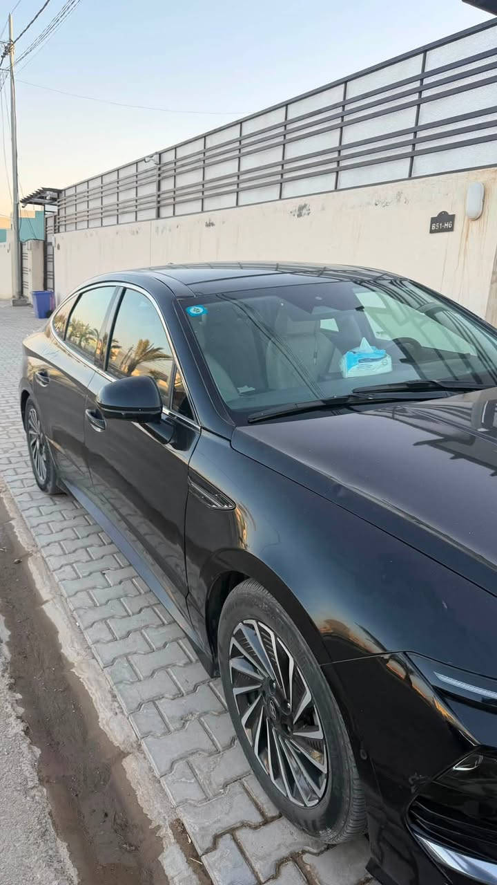 السلام عليكم (بيع فقط)
سوناتا 2024 وارد امريكي محرك 2000 هايبرد 
 رقمها بغداد باسمي ماشيه 15 ml
فول مواصفات للاخير 
بصمه، شاشه متصله، كاربلي ،تبريد لمس ، تبريد قطعتين ،٥كامرات ،كامرات 360 درجه،كشنات جلد داخل ابيض،كشنات كهرباء ، السقف بانورما، تبريد وتدفئة بالكشنات، خزن ميموري، بصمه ابواب ، تتقدم وترجع بالبصمه ،بردات خلفيه بلادي ،
كير تعليك ، داتا شو، 
وبعد بيها هواي مواصفات 
السياره حادثها تخريب وانصبغت احزام ……..
بيع مستعجل السعر 138 وبيها مجال 
مكان السيارة النجف الاشرف 
الشراي يتصل ***********
