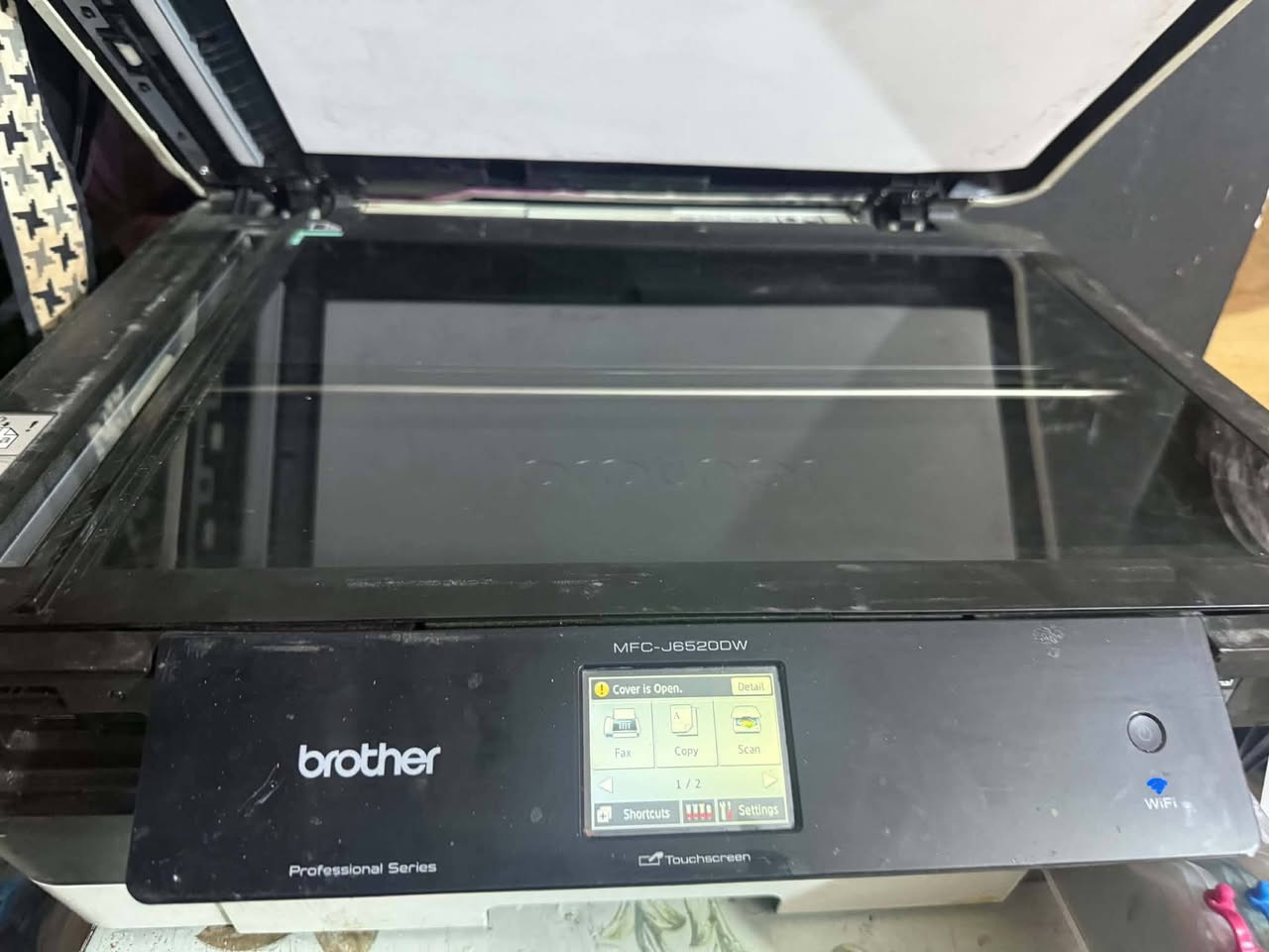 🖨️ طابعة Brother MFC-J652DW للبيع
المواصفات والمميزات:
الموديل: Brother MFC-J652DW (Professional Series)
الوظائف: طابعة + سكنر (Scanner) + استنساخ (Copy) + فاكس (Fax)
الاتصال: تدعم الاتصال الوايرلس WiFi وشاشة لمس (Touchscreen)
حجم الطباعة: تدعم طباعة واستنساخ قياسات مختلفة (تصل إلى A3)
نظام الأحبار: مجهزة بمنظومة أحبار خارجية (خزانات أحبار قابلة لإعادة التعبئة) لطباعة اقتصادية جداً
الحالة العامة:
الطابعة بيها خلل  يقره الغطاء مفتوح 
(مثل مو موضح بالصور).
تحتوي على منظومة الأحبار الخارجية جاهزة للاستخدام.
📍 التفاصيل والتواصل:
السعر: [250]
المكان: [بغداد / جميله]
التوصيل: [يوجد توصيل / أو الاستلام من المكان]
للتواصل: [رقم الهاتف ***********]]
