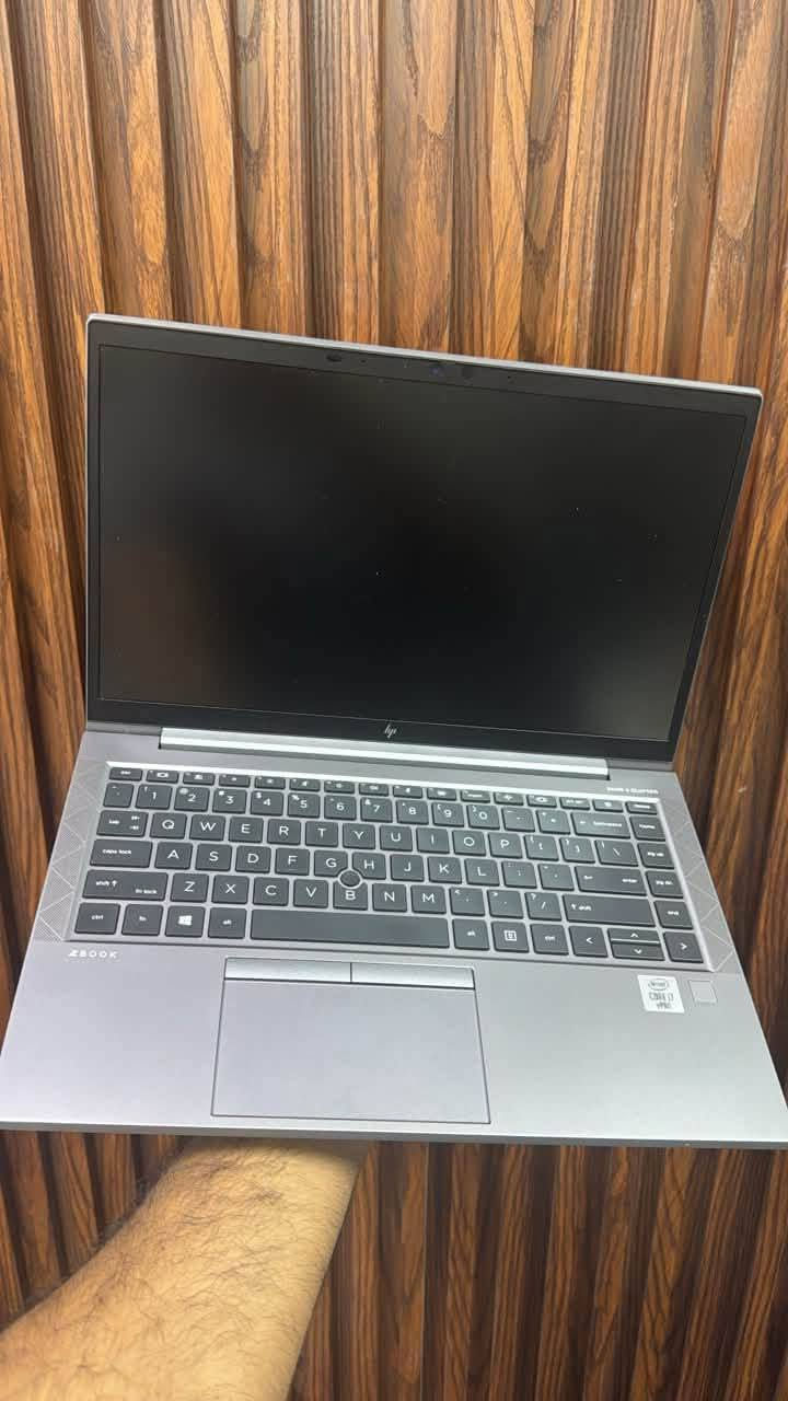 *للبيع: لابتوب  
HP ZBook Firefly 14 G8 workstation

*المواصفات:*
- *المعالج*: Intel Core i7-1165G7 الجيل 11 vPro
- *الذاكرة العشوائية*: 32GB DDR4 3200MHz
- *التخزين*: 512GB SSD NVMe PCIe Gen4
- *كرت الشاشة*: NVIDIA T520 4GB GDDR6 احترافي
- *الشاشة*: 14 بوصة FHD IPS 400nits مضادة للتوهج
- *الوزن*: 1.39 كغم
- *النظام*: ويندوز 11 برو

*السعر: 725,000 دينار عراقي*

*الضمان:*
1.  فحص الجهاز أمام المندوب عند الاستلام
2.  ضمان لمدة 7 أيام ضد العيوب المصنعية
3.  ضمان البطارية لمدة ساعة عمل فما فوق

*العنوان*: النجف الأشرف  
*للتواصل*: ***********  
*التوصيل*: متوفر لجميع محافظات العراق

للحجز والاستفسار راسلنا على الواتساب 📩
