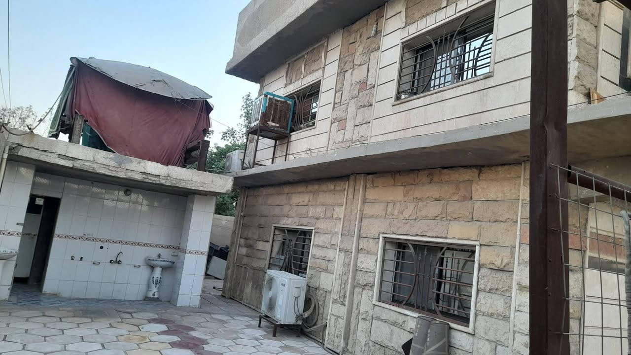 عمارة للبيع تصلح شركة أو معمل أو مخازن أو دور سكن مساحة دونم مساحة البناء ٨٠٠م طابقين  عنوان بغداد طريق البسماية مفرق المدائن رقم ***********او*********** خابرني تفاصيل طابو ٢٥بسمي
