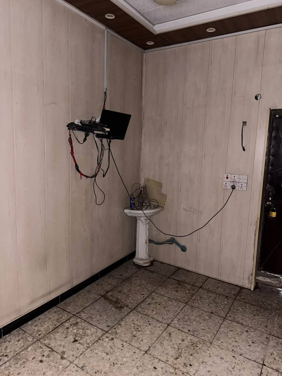 محل للبيع
السلام عليكم محل للبيع في سوق رضا على الشارع العام 
للتواصل *********** محل جديد ديكور كامل مع جام خانه ومنظومة كامرات حديثة ما يحتاج اي شي
