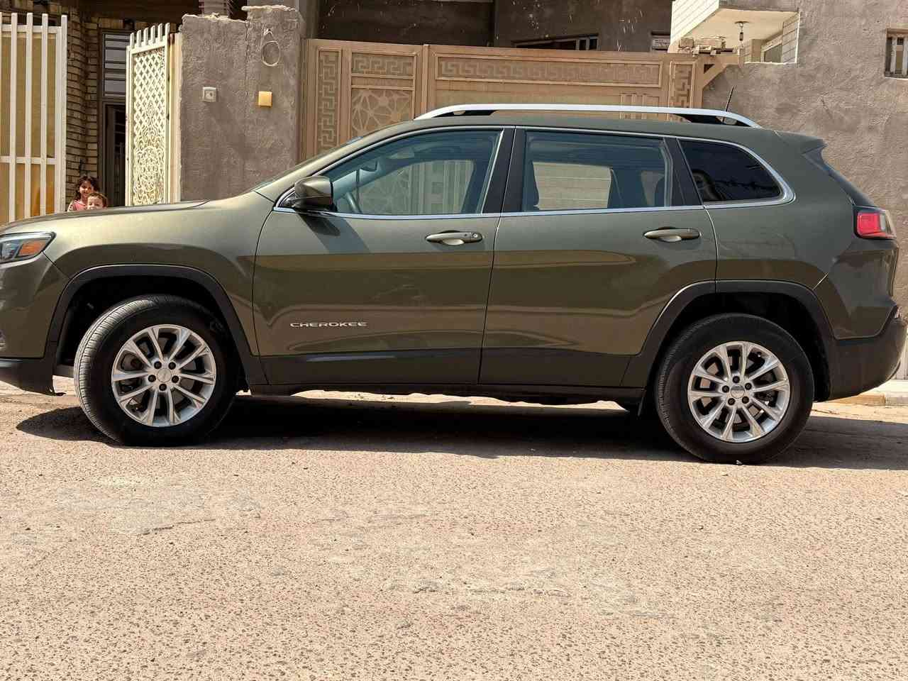سلام عليكم جيب شيروكي للبيع  مديل 2019 فول للخير ما عده الفتحه جاهزه من كلشي حداديه جديده كلش تخم تاير منضومه تبريد جديده حادثه بصيط (مكاني العماره مركز المدينه)
***********

نص مكتوب في الصور:
- BidHistory.org