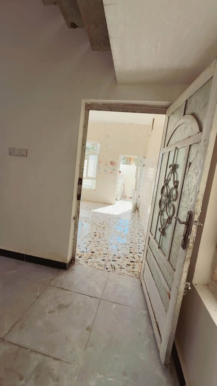 سلام عليكم بيت مساحه250 متر البيت عوزه بس واحد يجي يكعد بي بدون مذب علي ربع دينار مكان البيت الحمزه الغربي قرب محطه العلاك ع شارع العام سند 25 بإسمي شخصيا سعر البيت 70 مليون وبي مجال استفسار عبر الهاتف ‭***********‬
