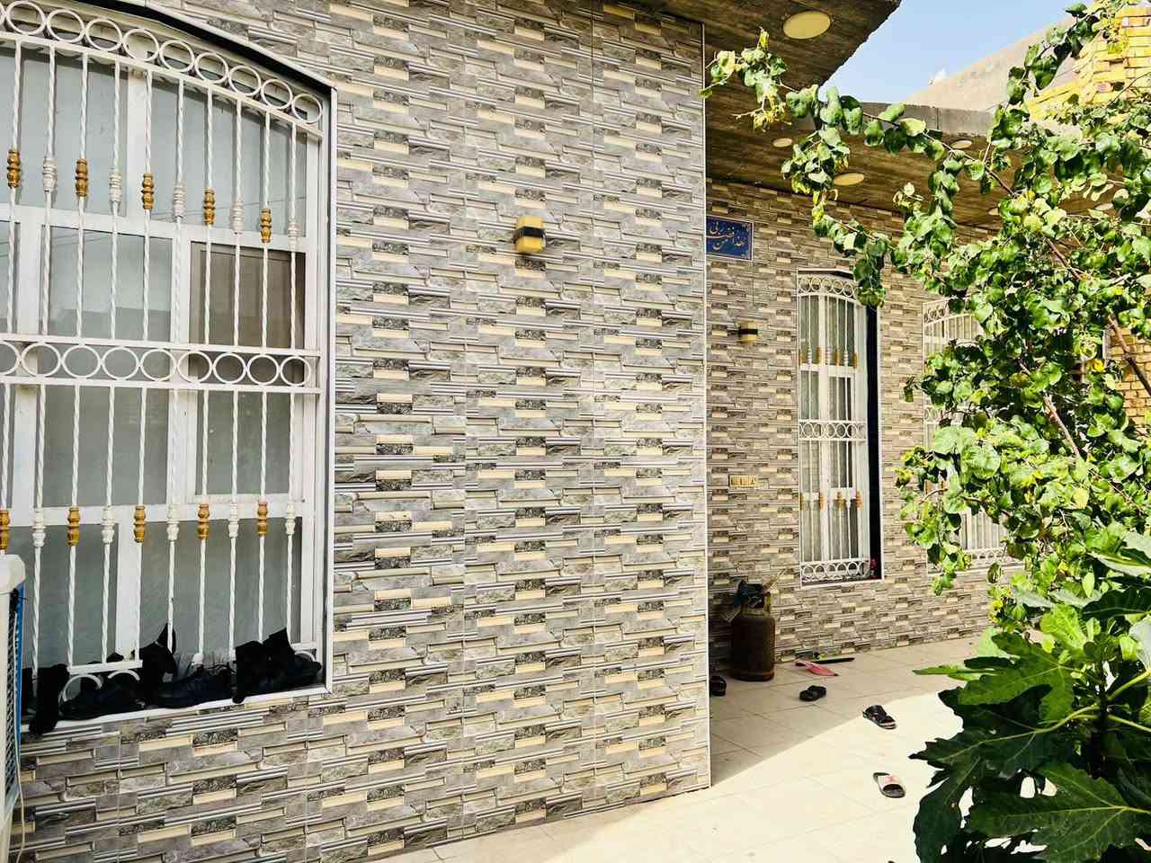 📢 السلام عليكم ورحمة الله وبركاته

🏡 دار للبيع – فرصة مميزة بموقع ممتاز 🏡

📍 العنوان:
بابل – المدحتية – شارع أستاذ خالد الشارع الصب
📐 المساحة: ٢٧٠متر
✅ نوع الملكية: طابو زراعي سند ٢٥
✅ السند باسم المالك، والتحويل مباشر باسم المشتري.
✅ ملاحظة البيت بناء حديث 
    شارع تبليط 
🏠 مواصفات الدار: طابق واحد
- غرفة نوم عدد 2
- استقبال.
- صالة.
- مطبخ.حار وبارد
- صحيات داخلية وخارجية.صحيات 
- طارمه 
🏗 مواصفات البناء:
- طابوق، سقف صب كونكريت.
- بناء حديث. اشراف مهندس مواد البناء من ارقى المناشأ 
سنة البناء //٢٠٢٤
السعر // ١٤٥ وبي مجال
📞 للاستفسار والمعاينة:
مكتب دلالية وائل الهندي (مجاز رسمياً)
📍 المدحتية – شارع 60، قرب سلوان أبو الكاشي، مقابل أسوا ق أبو العبد، السايد الخدمي.

📱 وائل الهندي: ***********
📱 أبو علي: ***********
