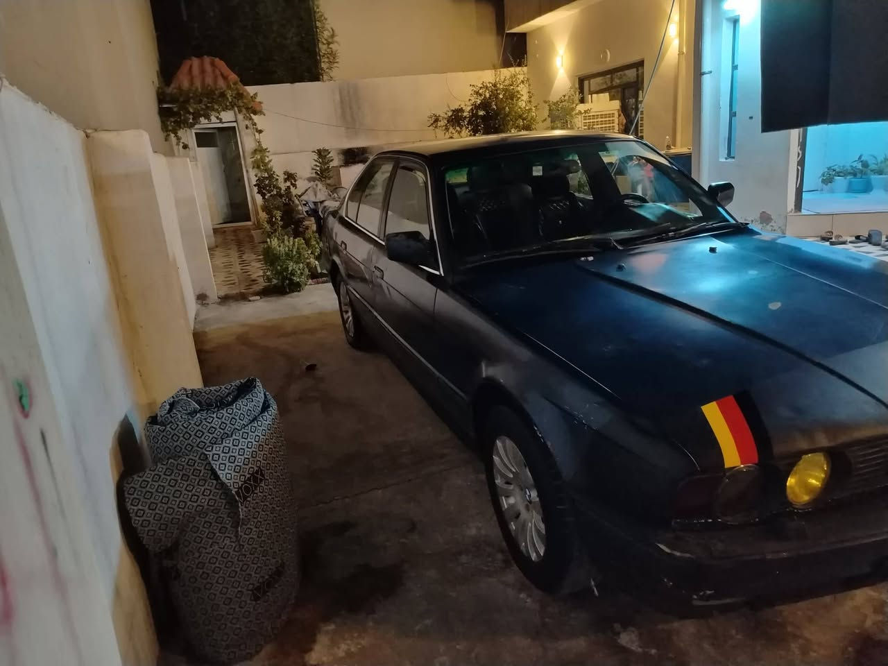 سلام عليكم ورحمة سياره بيم دبلو ٥٢٥ كير محرك نار رقم بغداد سنويه هزه كله جديد بس باقي تستلم لوحات دولي الوصل الاستلام كله موجود الشرعي به كركوك جوم كهربائي سياره كلش نضيف بدون قطره صبغ وضربه كير محرك شرط نار كهربيات كله شغال كيجات كله شغال تايرات جديد المحرك نارررر السعر 20 وبي مجال قليل مكاني كركوك دروازه الرقم *********** شرط التحويل و الوكاله
