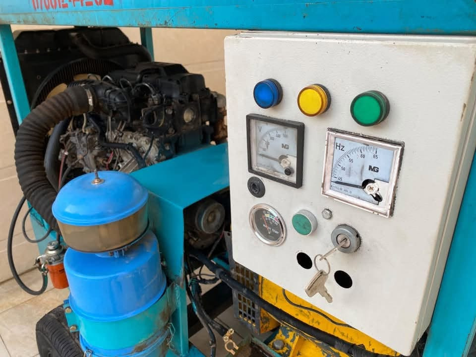 السلام عليكم مولد كيا 2701 راس التوليد 30 كيفي ثري فيز 120 امبير المولد جاهزه لاتبخير ولاتنقيص السعر 15 ورقة العنوان ناصرية رقم ***********
