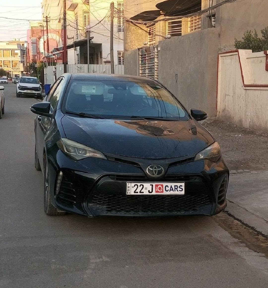 السلام عليكم.. للبيع سيارة تويوتا كورولا موديل 2018، فئة SE الرياضية، وارد كندي، رقم شمالي (أربيل).
المواصفات والوضع العام للسيارة:الممشى: 65ألف ميل فقط (ممشى حقيقي ومتوسط بالنسبة للموديل)
.الصبغ: السيارة مكفولة تماماً من الصبغ والمعجون (صبغ شركة).تفاصيل الحادث: 
الحادث بسيط جداً وسخيف؛ جاملغ مستبدل قطعة بلادية أصلية نفس اللون بدون رش، وتعديل بسيط جداً على البارد في البونيد بدون أي تأثير على الدواخل (الشاصي واللغد سليمات 100%)
.المحرك والگير: بحالة بلاد ممتازة جداً، والسيارة خاضعة لصيانة دورية شاملة وتنظيف كل 6 أشهر بانتظام.
.الداخلية (الغرفة): نظيفة جداً وبحالة الوكالة (خوات الزيرو)، دشبول وكشنات بحالة ممتازة.السيارة جاهزة تماماً للاستخدام الشخصي، ولا تحتاج إلى أي مصاريف نهائياً (شغل واطلع).السعر المطلوب: 153 ورقة (15,300 دولار) وبيه مجال بسيط جداً ومراعاة للزبون الجاد بعد المعاينة
مكان السيارة. بغداد العامرية. ***********
