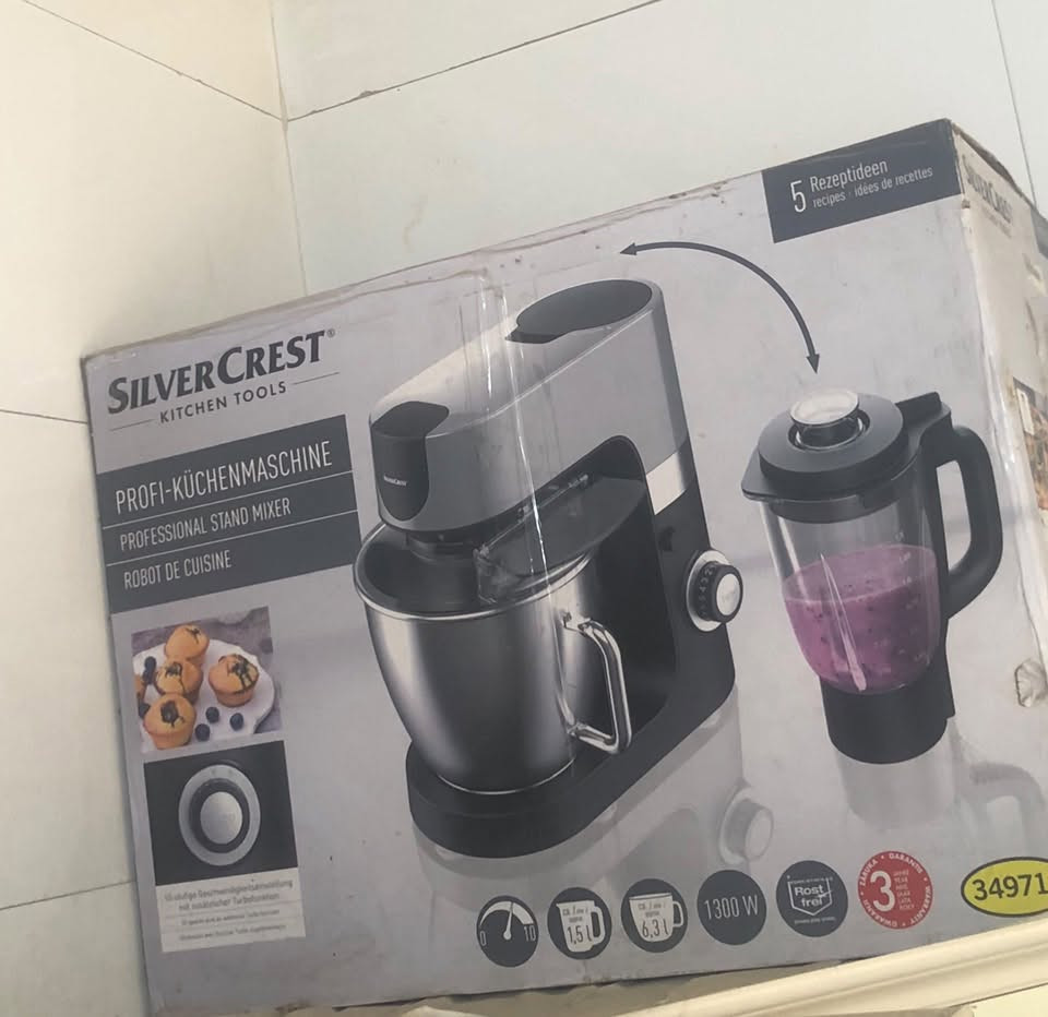 عجّانة وخلاط SilverCrest (Profi-Küchenmaschin
 ا(العلامة التجارية الشهيرة التابعة لـ Lidl)للبيع.
 اسم المنتج: Profi-Küchenmaschine / Professional Stand Mixer (عجانة ومحضر طعام احترافي).

2. المواصفات الفنيه
 القوة الكهربائية: 1300 واط 
 سعة وعاء العجن: 6.3 لتر 
 سعة إبريق الخلاط: 1.5 لتر 
 مستويات السرعة: 10 سرعات 
 
 
3. الوظائف والاستخدامات الرئيسية
1 العجن: إعداد عجائن الخبز، البيتزا، والمعجنات الثقيلة بفضل قوة الموتور.
2 الخفق والخلط: خفق البيض، الكريمة، وتحضير خليط الكيك والحلويات.
3 العصر والخلط الزجاجي/البلاستيكي: تحضير العصائر والسموذي باستخدام ملحق الخلاط العلوي.

السعر:100 وبيها مجال
الموقع :بغداد
الرقم واتساب:***********‬
