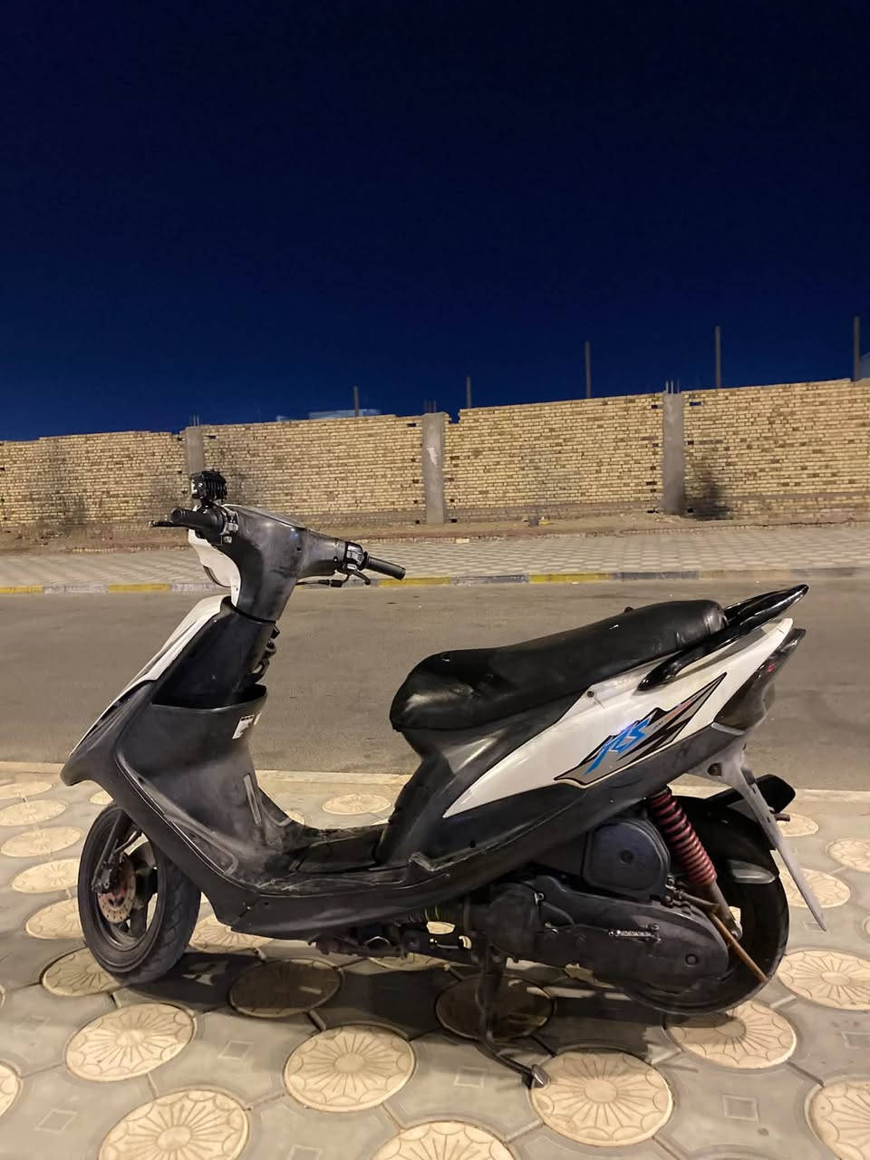 سلام عليكم شباب ماكس عدله البيع دراجه كفاله عاماً وكلها بلادي وبرغي ما ناقصها وكلشي شغال بيها فقـط سـلف مو شغال الـسعر 650 مكاني ميسان فقـط واتساب رقم***********
