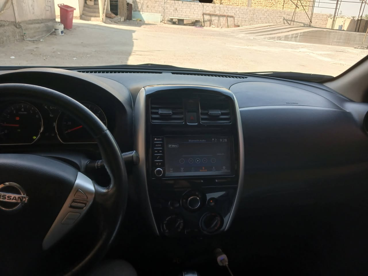 السلام عليكم
@نيسان فيرسا ٢٠١٨ للبيع فول موصفات 

تحكم ستيرن جهتين 

ويل كب اصلي 

شاشه كبيره 

بيها جاملغ الخلفي صبغ فقط 
السعر ٩٥ ورقه 

***********
