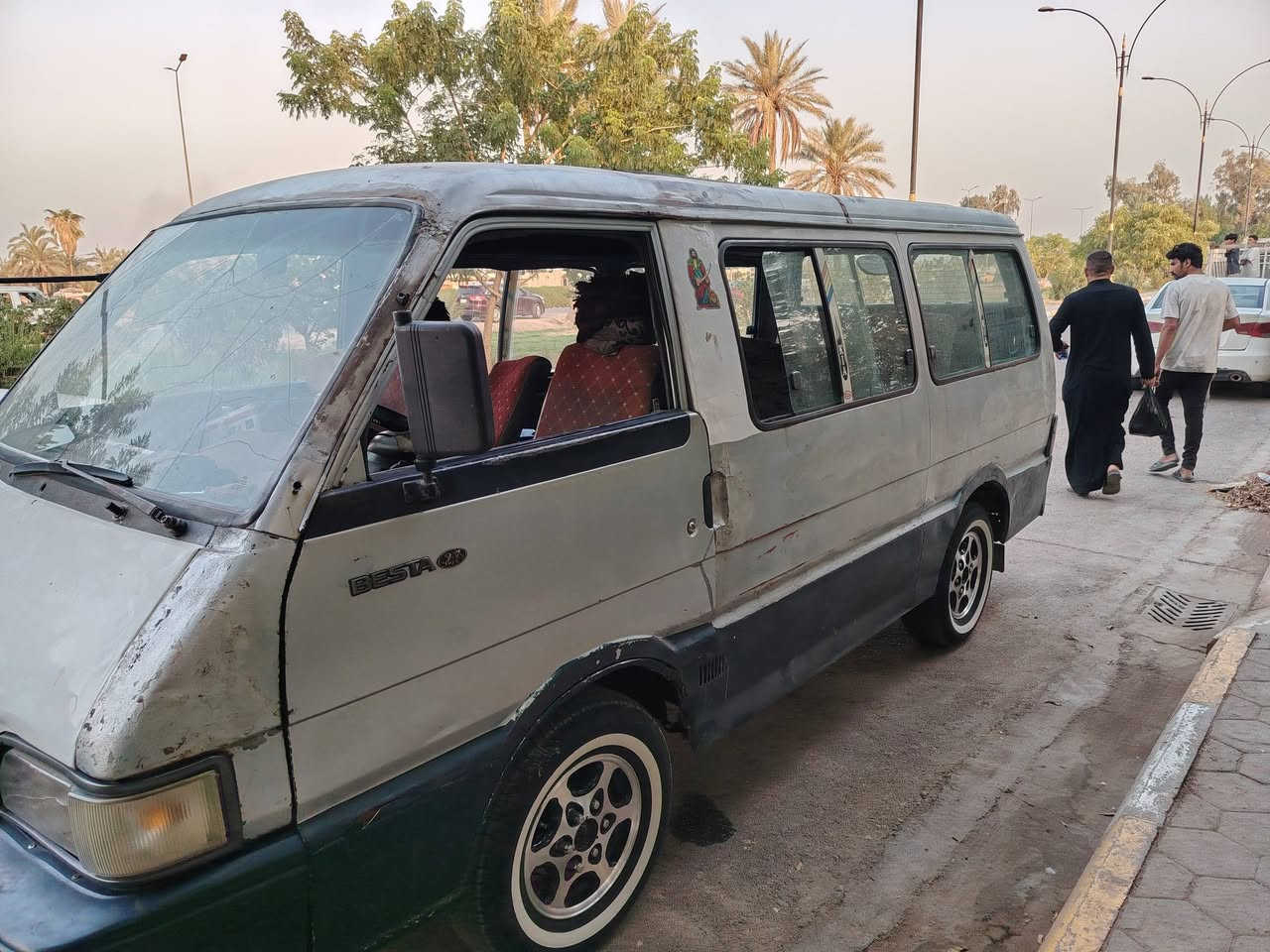 السلام عليكم كية بستة للبيع موديل 93سنوية ل 2027 راعيها موجود يدور تحويل محرك تبخير بدون تنقيص شواصي ما معمرات كير واكسل جدد تخم تاير سيارة  جاهرة للشغل المكان واسط الصويرة *********** المو شراي لا يتصل السعر 27
