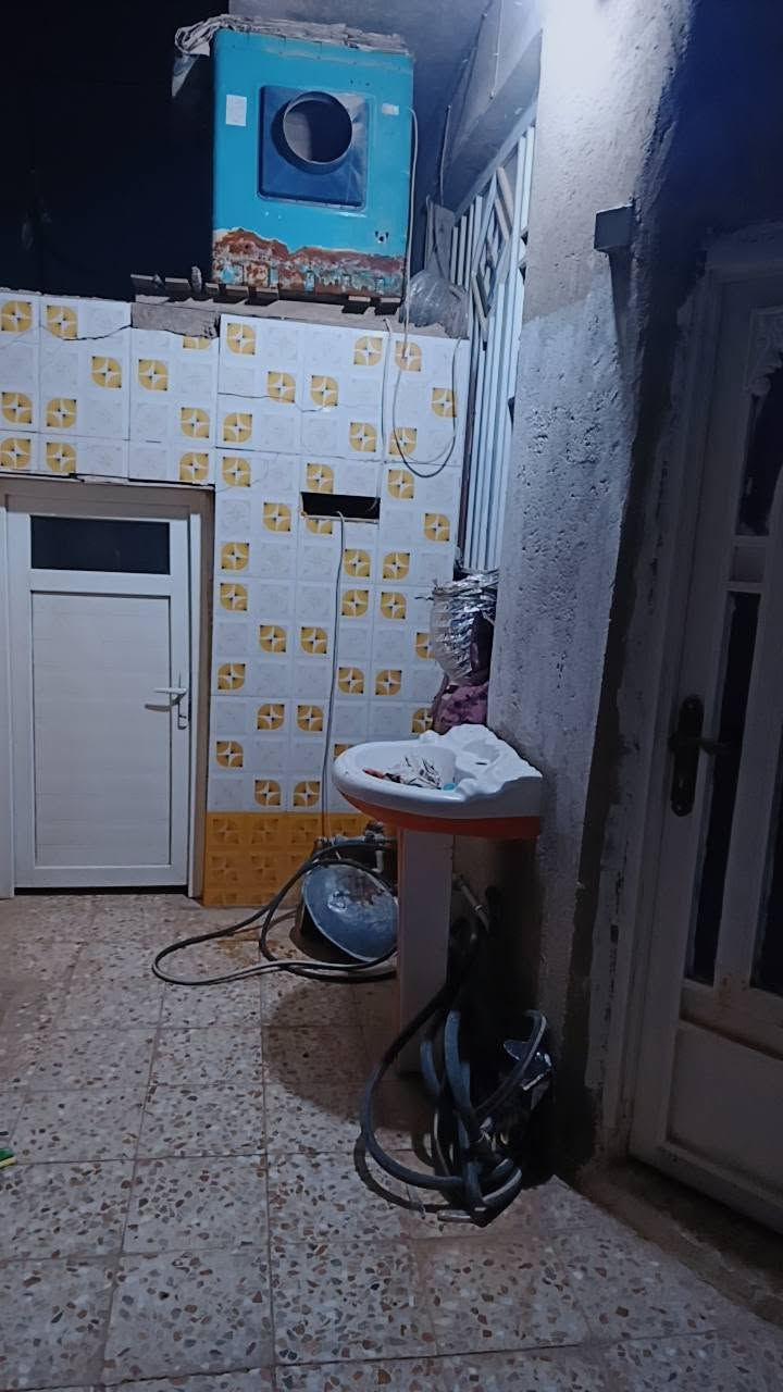 يلله سلام عليكم مشتمل مساحه 100 بيه غرفه وصاله ومطبخ. وستقبال  قريب عل كورنيش بناء نص طابوك ونص بلوك البي حلو السعر 26 وبيه مجال *********** خاص هم متواجد البيت كلش حلو مرتب
