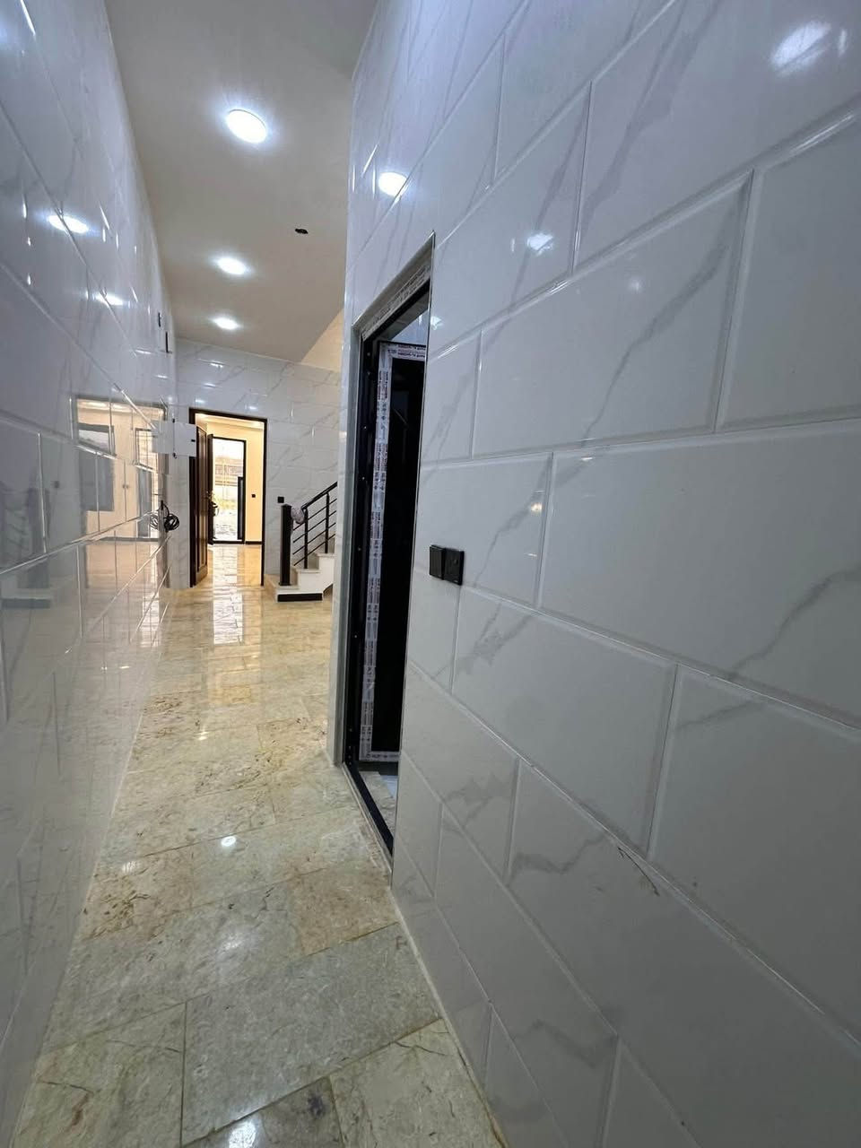 مشتمل للبيع مساحة ٧٠ م
يحتوي على #استقبال #مطبخ #٣غرف #خدمات

الموقع 📍الشعب ضباط الكويتي موقع ممتاز مقابيل التشجير

للأستفسار آكثر الأتصال على الأرقآم 

***********
