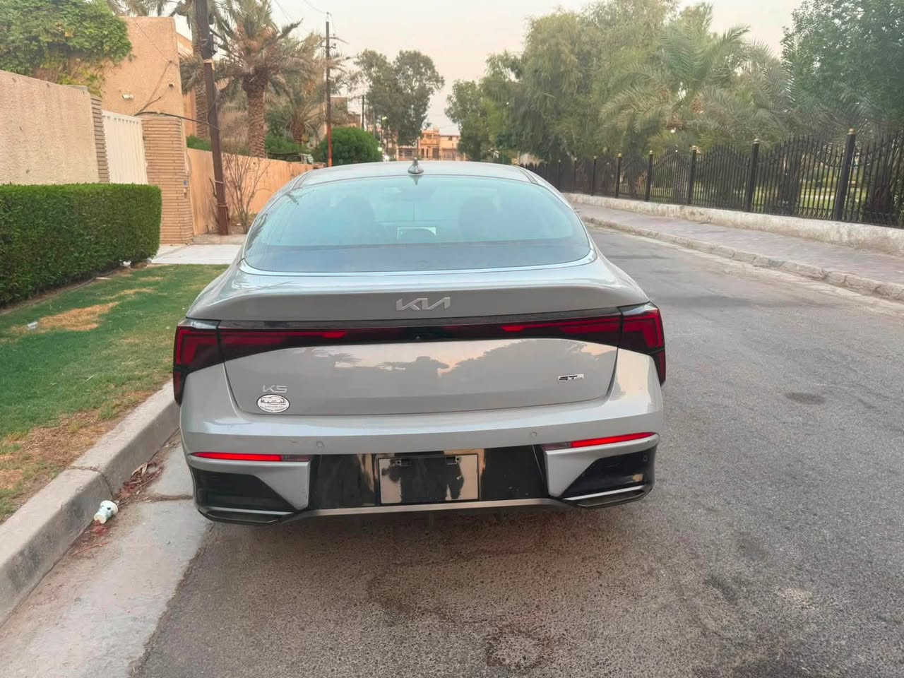 🚘🔥 للبيع | Kia K5 GT-Line 2025 🇺🇸
⭐ GT-Line | 2.5L | ممشى 1,300 ميل فقط

📋 المواصفات الأساسية:

• موديل 2025

• فئة GT-Line

• وارد أمريكي 🇺🇸

• الممشى 1,300 ميل فقط

• اللون الخارجي إسمنتي

• داخلية جلد أسود

• بدون رقم – تترقم جميع المحافظات

🔰 المحرك والقير:

• محرك 2.5 لتر 4 سلندر تنفس طبيعي

• قوة 191 حصان

• عزم 245 نيوتن.م

• قير أوتوماتيك 8 سرعات

• نظام Drive Mode Select لاختيار أنماط القيادة

🛞 التعليق والقيادة:

• تعليق أمامي MacPherson Strut

• تعليق خلفي Multi-Link

• توجيه كهربائي

• نظام ثبات إلكتروني

• نظام مانع انغلاق الفرامل ABS

• نظام التحكم بالجر TCS

🛡️ أنظمة السلامة والمساعدة:

• كاميرا خلفية

• أنظمة مساعدة السائق من Kia Drive Wise

• تحذير التصادم الأمامي

• مكابح طوارئ أوتوماتيكية

• تحذير الخروج عن المسار

• مساعد البقاء في المسار

• مراقبة النقطة العمياء

• تنبيه حركة المرور الخلفية

🖤 المقصورة الداخلية:

• داخلية جلد أسود

• مقاعد رياضية بتصميم GT-Line

• مقود رياضي GT-Line

• شاشة عدادات رقمية

• شاشة وسطية كبيرة

• Apple CarPlay & Android Auto

• تشغيل بصمة/زر تشغيل

• دخول ذكي

• مكيف أوتوماتيك

• تحكم بالمقود

• USB-C للشحن

• بلوتوث

• شحن لاسلكي للهاتف

✨ حالة السيارة:

🔨 حادث أمامي

• مبدل بنيد أمامي + دعامية أمامية

• القطع نفس لون السيارة وبدون صبغ

• ممشى قليل جداً 1,300 ميل

🔥 K5 GT-Line 2025 — لون مميز، ممشى قليل جداً وتجهيزات رياضية راقية.

📍 متوفرة للفحص بغداد شارع فلسطين 

💰 السعر: ***********
