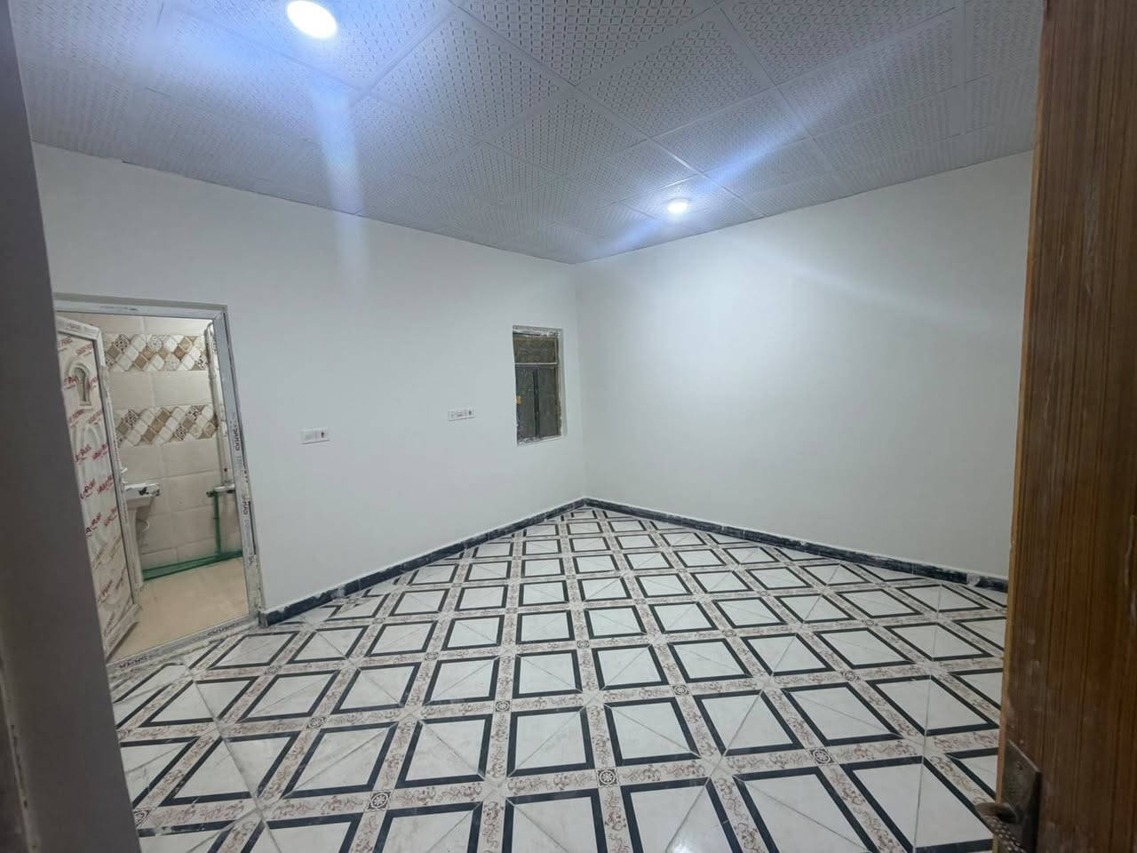 السلام عليكم 
(( منزل للإيجار طابقين بمساحه ١٠٠م ))
العنوان / القبله / حي المركز / 
التفاصيل / استقبال / ثلاث غرف منام / صاله / مطبخ لكل طابق / صحيات عدد ٣ 
للإيجار مقابل ٧٥٠ الف غير قابل للتفاوض 
يوجد درج خارجي للطابق الأول 
للتواصل والاستفسار ***********

