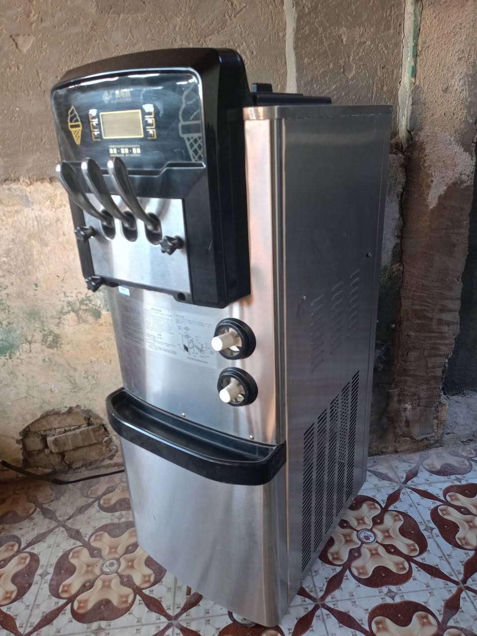 للبيع مكينة ايسكريم سوفت  سنگل نضيفة جدا وعل فحص 
مكانه ديالى سيف سعد 
سعره 12 ورقة 
رقم صاحب المكينة 
***********

