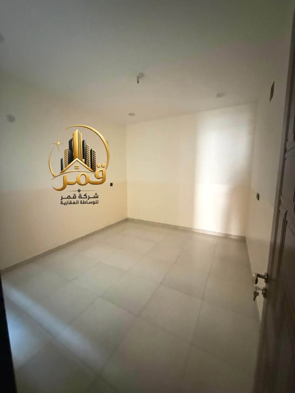 #للايجار__في__السيدية 

بيت مساحة 100 متر زيروووو 

كراج 

 ثلاث غرف نوم 

صالة

مطبخ

2 خدمات صحية 

السعر ((( مليون و 250 ))) + مقدمة شهرين 

للاستفسار والحجز: ***********📲
 متوفر واتساب🏢

 مكتب قمر للوساطة العقارية📍

 زورونا في المكتب للاطلاع على المزيد من عروض الإيجار في السيدية

