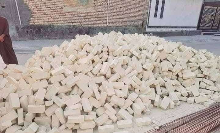 السلام عليكم.            *********** 📞
يتوفر (طابوك ) 
درجه اولى عكاده ..
 ودرجه ثانيه بناء..
توصيل داخل العماره في تمام الوقت 
طابوك قويه متساوية الضلاع 
عدد كامل 4000 مع زياده
