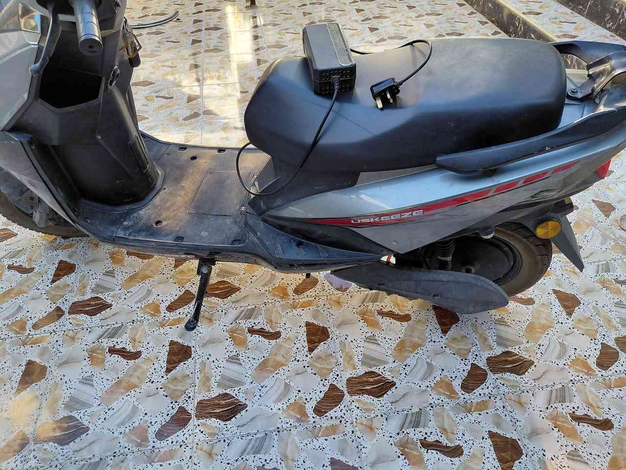 السلام عليكم شباب موطور شحن للبيع كما موضح بالصوره بي نقص بطاريه واكفه والباقيات اني اكفلهن ,مع الشاحنه الاصليه  رايده ٤٥٠الف  وبي مجال شي بسيط ...***********
