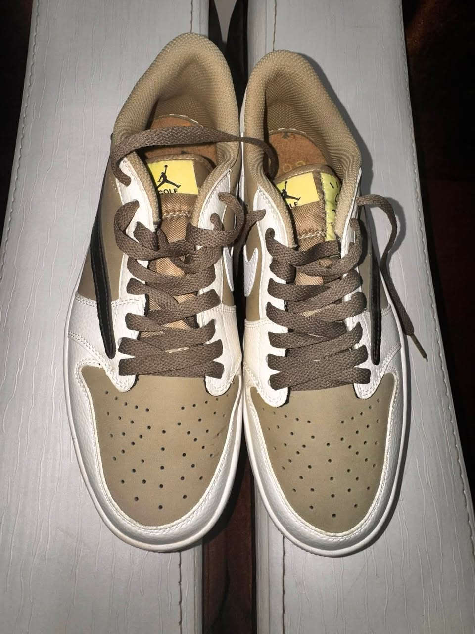 Travis Scott × Air Jordan 1 Low Golf  ✅
قياس 43 ✅

ماملبوس ابد ونضيف جداً✅

فقط البوكس مالته ماكو .

*********** للتواصل .
