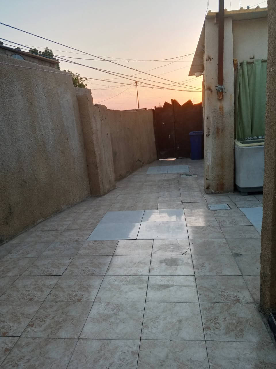 السلام عليكم بيت للبيع قرار17 البيت مساحته 205 متر يتكول من كراج ومحل وخدمات خارجيه ومطبخ واستقبال  وحولي وخدمات وغرفتين نوم وداخل الغرفه ترك عدد 2 اكبار البيت طابق واحد السعر 55 وبي مجال بعد الاتصال بصاحب البيت ***********
