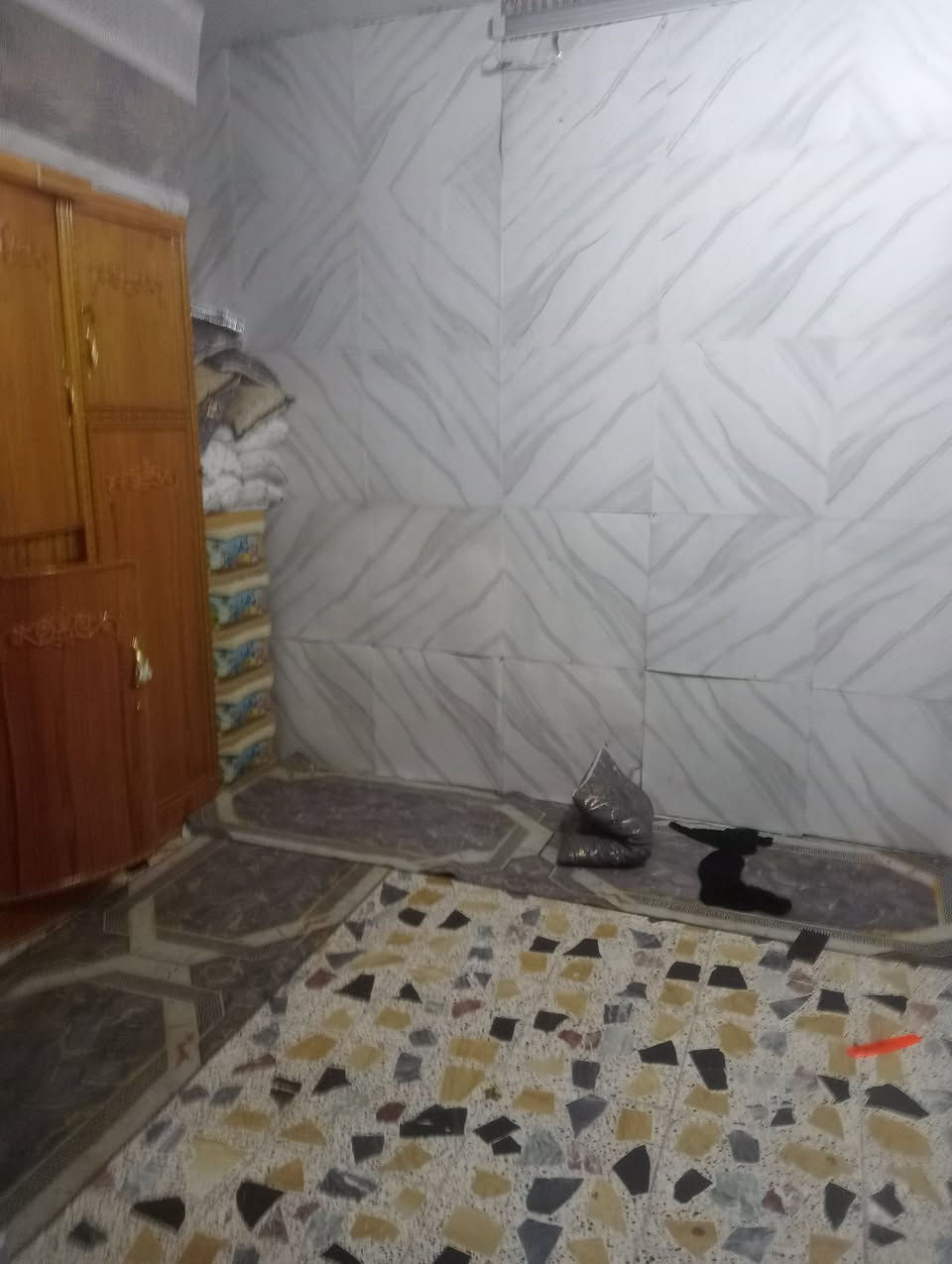 السلام عليكم عندي نصف قطعه للبيع شرك نضيفه مسلح قاط واحد قطاع 31 استقبال وغرفه السعر 90 وبيهه مجال رقمي معلق اتصل على الواتس اب ***********
